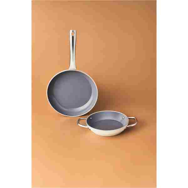 Karaca x Refika Swiss Crystal Metal Kulplu 0 Yağ İle Yanmaz Yapışmaz Tava Sahan Set Creamy