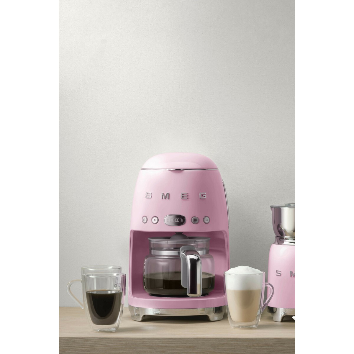 Smeg Pembe Filtre Kahve Makinesi 1 Fincan Kapasiteli Cam Hazne ile Otomatik Kapanma Özelliği